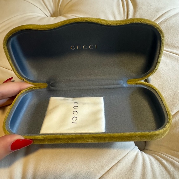 Gucci Black Rounded Cat Eye Sunglasses - Picture 2 of 4